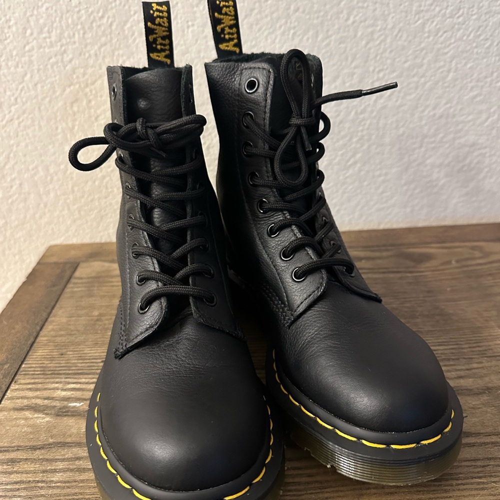 Dr Martens 1460 Classic Black pascal Virginia Leather Lace-Up Boots